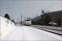 , Farblich passend -

Die Farbgebung des Zuges verhält sich Ton in Ton zur winterlichen Landschaft. Vorbeifahrt eines ICE 1 bei Urspring auf der Schwäbischen Alb.

17.01.2016 (M)