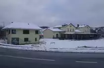 Reste einer besseren Vergangenheit: Stellwerk und Empfangsgebäude mit Hausbahnsteig des Bf Olpe (17.1.16). Die einzige verbliebene Strecke, KBS 442 von Finnentrop, endet in einem einfachen Stumpfgleis vor der im Vordergrund sichtbaren Straße.