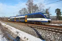 Blau-Weiß in Nassenheide am 19.01.2015.
Der VT 0011 (95 80 0643 624-9 D-NEBB) der Niederbarnimer Eisenbahn auf der RB 12 von Berlin Ostkreuz nach Templin Stadt.
Der Triebwagen wurde 1999 bei Bombardier in Aachen unter der Fabriknummer  191016 gefertigt.
