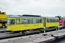 Als letzter wird der Be 4/6 105 der im BEB Look lackiert ist zum Verladeort gezogen. Somit ist klar, Basel und die Region haben es nicht verstanden ein historisch wertvolles Fahrzeug als Oldtimer zu behalten. Ich bin überzeugt, dass dieser entscheid noch bedauert wird. Am 06.01.2016 wird das Kapitel Be 4/6 101 - 115 für immer beendet.