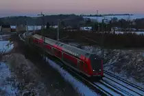 Am 19.01.2016 hat RE 4790 (Dresden Hbf - Hof Hbf) gerade das Bogendreieck in Werdau passiert. Am Zugende hängt eine unbekannte 143er. Nächster Halt ist Reichenbach (Vogtl).