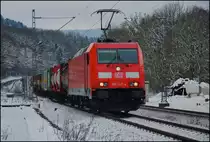 185 247-4 von Süden komment ist mit einen Containerzug bei Vollmerz am 19.01.16 zu sehen.