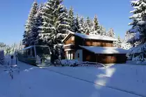 Vogtlandbahn aus Schöneck passiert die DAV Vogtlandhütte bei Schöneck bei herrlichem Winterwetter am 18.01.2016. 