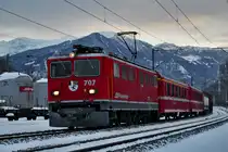 Die Ge 6/6 II 707  Scuol  fährt am Abend des 19.1.2016 mit einem Güterzug bei Untervaz vorbei.