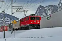 Die Ge 6/6 II 701  Raetia  fährt mit einem Güterzug in den Bahnhof Untervaz hinein.Bild vom 19.1.2016