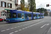 Diese Duewag GT8Z mit der Nummer  257  fährt am 18.10.2015 auf der Linie 2 durch Freiburg im Breisgau.
