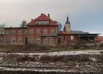 Das Bahnhofsgebäude in Laucha am 23.01.2016. Durch den Umbau sind mittlerweile alle ehemaligen Rangier- und Gütergleise davor verschwunden.