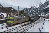 Zweierlei Autoverlad-Steuerwagen der BLS, denen der Tunnelbetrieb deutlich anzusehen ist. Während der Zug links den Bahnhof Kandersteg gerade erreicht hat, fährt der Zug rechts gerade ab in Richtung Lötschberg - Goppenstein. Die Steuerwagen bieten Platz für Motor- und Fahrräder. Sie besitzen eigene Pantographen für die Heizung.
24. Januar 2016