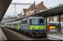 BLS Re 420 505 hat mit ihrem RegioExpress  GoldenPass  am 24. Januar 2016 gerade den Bahnhof Spiez erreicht und wartet jetzt auf die Weiterfahrt nach Interlaken. Die RE Zweisimmen-Spiez(-Interlaken) werden erst seit dem letzten Fahrplanwechsel mit EW-III-Pendelzügen geführt.