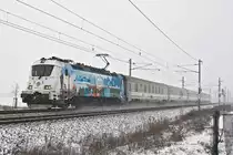 CD 380 011, unterwegs mit dem EC 103 nach Wien Hbf, an einem winterlichen Nachmittag kurz vor Wien Süßenbrunn. Die Aufnahme entstand am 23.01.2016.