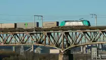 Mit einem Containerzug am Haken rollt Cobra-Lok 2822 (186 214) Richtung Aachen-West. Hier aufgenommen am 25/01/2016 auf der Maasbrücke in Visé.