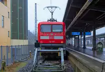 Vor dem Prellbock stehende Lok des RE 3 in Stralsund auf Gleis 1. - 25.01.2016 - Von der Raucherinsel aus aufgenommen.
