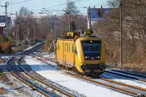 HIOB: Hubarbeitsbühnen-Instandhaltungsfahrzeug für Oberleitungsanlagen 711 116-4 fährt auf Gleis 2 des Bahnhofs Sassnitz ein. - 17.01.2016