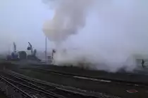 Wahrend am Morgen des 13.02.2015 99 7243 im Bw Wernigerode gerade bekohlt wird, nähert sich bereits, in dichten Dampf gehüllt, 99 7237, welche ganz offensichtlich ebenfalls einen großen Hunger auf ein paar Brocken Kohle zum Frühstück verspürt! ;-)