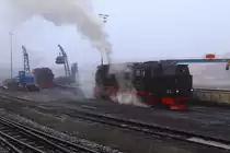 Geduldig wartet 99 7237 am Morgen des 13.02.2015 an der Bekohlungsanlage im Bw Wernigerode, daß 99 7243 fertig bekohlt ist und sie dann auch ein paar  Häppchen  zu sich nehmen kann.