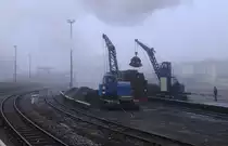 Blick am Morgen des 13.02.2015 auf die Bekohlungsanlage im Bw Wernigerode. Gerade wird hier 99 7243 mit Brennstoff beschickt.