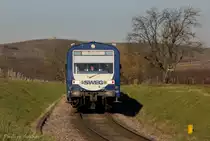 Der SWEG NE81 VT 127 rollt am 25.01.2016 im schönsten Licht dem Haltepunkt Burkheim-Bischoffingen entgegen. Im Hintergrund ist der Kaiser stuhl  auszumachen ;-)