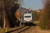 Der SWEG VT 127 passiert am 25.01.2016 bestens ausgeleuchtet das Form-Einfahrsignal des Bahnhof Breisach am Rhein.