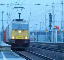 Am 23.1 kam eine echte Überraschung durch Hürth gefahren. Nun bekam ich mal eine E-Lok von Euro Cargo Rail vor die Linse. Hier fuhr dieE 186 162-4 mit leeren Autowagen durch Hürth gefahren.

Hürth 23.01.2016