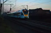 Als RE13 ist der Eurobahntriebwagen ET 7.05 nach Venlo bei der Durchfahrt in Kleinenbroich zu sehen. Gruß zurück an den Tf. 25.1.2016