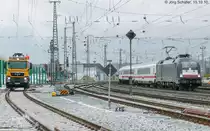 Der S-Bahn-Ausbau machte es am 15.10.10 in Ansbach möglich: Westlich vom Stellwerk begegnete ES64 U2-034 mit ihrem IC nach Hamburg auf den Schienen einem LKW. 