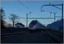  Morgenstund hat Gold im Mund  sagt man, aber auch noch eine Menge Schatten, finde ich; in St-Triphon rauscht ein SBB RABe 503 als EC 37 Genève - Venezia vorbei, während im Hintergrund eine Re 6/6 auf die Weiterfahrt Richtung Bex wartet. 
25. Jan. 2016