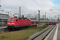 Ausfahrt am 23.10.2014 von der Stuttgarter 143 880-3 mit einem n-Wagen Zug als RB (Stuttgart Hbf - Aalen) aus dem Startbahnhof.