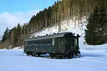 Der B4ye mit der Laufnummer 74 285 der IG 3-Seenbahn e.V. steht derzeit noch alleine in seinem Heimatbahnhof eingeschneit auf Gleis 2. Bald bekommt er jedoch wieder Gesellschaft von den drei Donnerbüchsen, die derzeit  nicht zu Hause  sind.

Am 21.02.16 wird der Wagen (inkl. den Zweiachsern) vor der Frühlingspause jedoch nochmals vier Runden nach Titisee drehen, da an diesem Tag das Jubiläum der Skifahrer auf dem Feldberg gefeiert wird. (Infos: www.3seenbahn.de)

Das Bild entstand am 23.01.16.