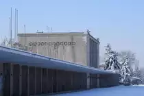 Bahnhof Bucuresti Baneasa am 24.01.2016. Dies ist der einzige Durchfahrtsbahnhof in Bukarest. Er wird im Sommer von Saisonz�ge benutzt, die nach Constanta, am Ufer des Schwarzen Meeres, fahren. Im Winter gibt es bur vier Garnituren die inn diesem Bahnhof halten.
Dieser Bahnhof hat zwei Empfangsgeb�ude. Dieser hier ist das Protokoll-Empfangsgeb�ude, und wurde in der Vergangenheit vom rum�nischen K�nigshaus als solches verwendet. Heute wird dieses Geb�ude nur noch sehr selten, und meistend f�r Demonstrationszwecke verwendet.