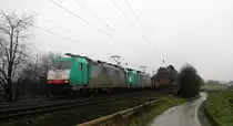 Zwei Cobra 2820 und 2843 kommen die Gemmenicher-Rampe hochgefahren aus Richtung Aachen-West mit einem schweren Schrottzug aus Köln-Gremberg(D) nach Genk(B) und fahren in Richtung Gemmenicher-Tunnel,Botzelaer(B),Gemmenich(B),Nouvelaer(B),Moresnet(B),Moresnet-Chapelle(B),Montzen(B). Aufgenommen an der Montzenroute am Gemmenicher-Weg.
Bei Niselregen am Mittag vom 23.1.2016.