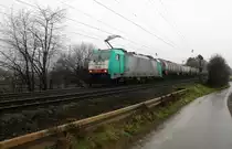 Die Cobra 2830 kommt aus Richtung Aachen-West und fährt die Gemmenicher-Rampe hoch mit einem langen Ölleerzug aus Basel(CH) nach Antwerpen-Petrol(B) und fährt in Richtung Gemmenicher-Tunnel,Botzelaer(B),Gemmenich(B),Nouvelaer(B),Moresnet(B),Moresnet-Chapelle(B),Montzen(B). Aufgenommen an der Gemmenicher-Rampe am Gemmenicher-Weg an der Montzenroute.
Bei Niselregen am Vormittag vom 23.1.2016.