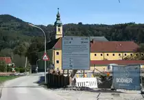 Inzwischen Geschichte: der Bahn�bergang  Klosterweg  am Kloster Reisach in Kilometer 23,647 an der Strecke Rosenheim–Kiefersfelden(–Kufstein). Am 20.10.2014 waren die Arbeiten an der neuen Stra�enunterf�hrung in vollem Gange.