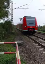 Oft gibt es Diskussionen ob der Standpunkt bei der Anrufschranke in Saarlouis Roden nun sicher ist oder nicht. Damit sich auch die Admins einen optischen Eindruck verschaffen können hier dieses Photo! 426 004 und ein Schwestertriebwagen sind als RB zwischen Homburg - und Trier unterwegs. Bahnstrecke 3230 Saarbrücken - Karthaus am 28.09.2013