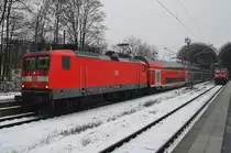 Hier 112 180 mit einem RE70 (RE21019) von Kiel Hbf. nach Hamburg Hbf., bei der Ausfahrt am 23.1.2016 aus Kiel Hbf.
