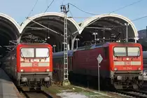 Hier links 112 179 mit einem RE70 (RE21021) von Kiel Hbf. nach Hamburg Hbf. und rechts 112 172-2 mit einer RB77 (RB21114) von Neumünster nach Kiel Hbf., diese beiden Züge begegneten am 22.1.2016 in Kiel Hbf.