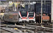 Zwei TILO Flirt und zwei Ee 3/3 stehen abgestellt in Bellinzona. (13.01.2016)