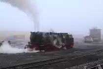 99 7237 am Morgen des 13.02.2015 im Bw Wernigerode beim Durchblasen der Zylinderentwässerungen. Am Stellwerk rechts hinten wartet eine unbekannte 199 auf ihren nächsten Einsatz , unmittelbar davor ist der kleine LKW zu sehen, welcher die Dampfloks auf langen Sonderfahrten mit Kohlenachschub versorgt.