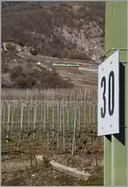 Nicht mehr als 30 km/h darf die ASD hier fahren, diese Geschwindigkeitsbeschränkung muss der bergwärts fahrende A-L BDeh 4/4 301 mit seinem Bt bei der Durchfahrt in Fontanney nicht beachten.
25. Jan. 2016