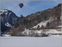 Ballon Festival 2016 Château d'Oex: Während der kaum zu sehende MOB Regionalzug 2222 von Montreux nach Zweisimmen in Kürze Rossinère erreichen wird. Schwebt ein Heissluftballon fast lautlos westwärts.
26. Jan. 201