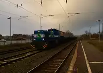 NIAG Nr.5 kommt mit Kohlestaubsilowagen in Rommerskirchen eingefahren.
Gleich fährt sie von der Kbs 465 auf die Strecke 2601 nach Niederaußem ein.
23.1.2016