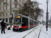 767 hatte als Linie 1 am Weg zur Prater-Hauptallee im Bereich der Schallautzerstraße einen kleinen Unfall mit einem schleudernden KFZ; 160123