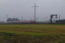 Ein Doppelstockzug mit 12 Wagen? Oder doch zwei entgegenkommende Rhein-Expresse RE 5 (Emmerich - Koblenz Hbf)? Gesehen zwischen Hürth-Kalscheuren und Brühl. (23.01.2016)