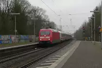101 014-9 mit dem IC 2216 (Stuttgart Hbf - Stralsund Hbf) in Brühl. Da der Steuerwagen defekt war fuhr der Zug in Sandwichformation. (23.01.2016)