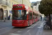 Diese Straßenbahn von Bombardier  302  fährt am 12.10.2015 durch Innsbruck auf der Linie 1.
