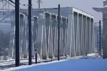 Eisenbahnbr�cke am Ausgang des Bahnhofs Bucuresti Baneasa in Richtung Constanta, gesehen vom Ende des Bahnsteigs. Foto vom 24.01.2016.