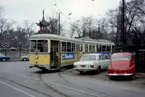 København / Kopenhagen Københavns Sporveje. Der GT6 846 als SL 10 fährt am 28. Februar 1968 rückwärts in die Straße Ved Glyptoteket, damit er zum Toftegaards Plads im Stadtteil Valby zurückkehren kann. Wegen Verkehrsprobleme in der Innenstadt mussten einige Züge der SL 10 ihre Wagenkurse abkürzen. Da es an diesem Ort keine Wendeschleife gab, benutzten die Züge das dortige Gleisdreickeck. - Scan von einem Farbnegativ. Film: Kodacolor X. Kamera: Konica EE-matic.