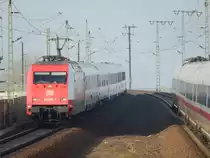 101 089-1 kommt die Rampe zur Schnellfahrstrecke runtergerollt, während ein ICE-T gerade langsam hinauffährt. Leipzig-Messe, 16.11.2013