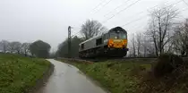 Die Class 66 266 035-5 von Railtraxx kommt als Lokzug aus Montzen(B) die Gemmenicher-Rampe herunter nach Aachen-West.
Aufgenommen an der Gemmenicher-Rampe am Gemmenicher-Weg an der Montzenroute. 
Bei Niselregen am Mittag vom 23.1.2016.