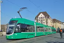 Be 6/8 Flexity 5005 auf der Linie 8 überquert die Mittlere Rheinbrücke. Die Aufnahme stammt vom 30.12.2015.