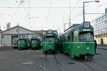 Der ganze Hof des Depots Dreispitz ist voll mit Düwag und B4 Anhängern, die nach Belgrad verladen werden. Auf dem Bild sehen wir die Düwag 629, 656, 644, und 653. Die Aufnahme stammt vom 25.01.2016.